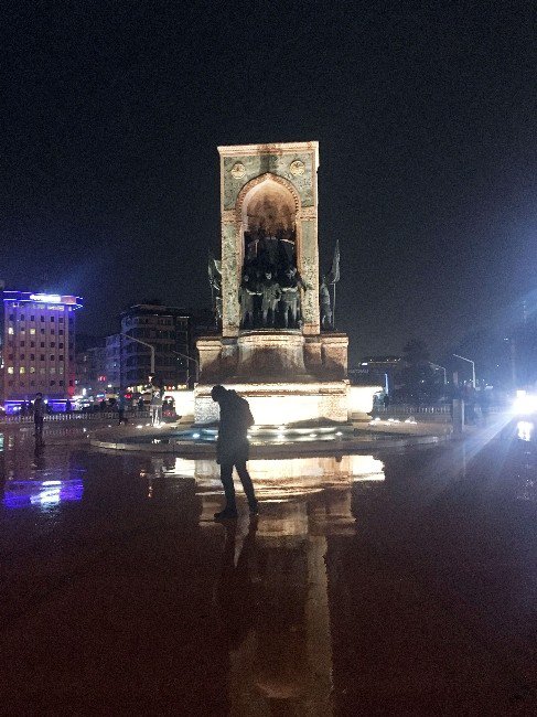 Taksim Meydanı’nda Kar Yağışı Etkili Oluyor