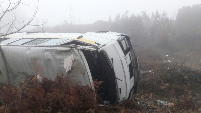 Öğrencileri Taşıyan Minibüs Uçuruma Yuvarlandı: 11 Yaralı