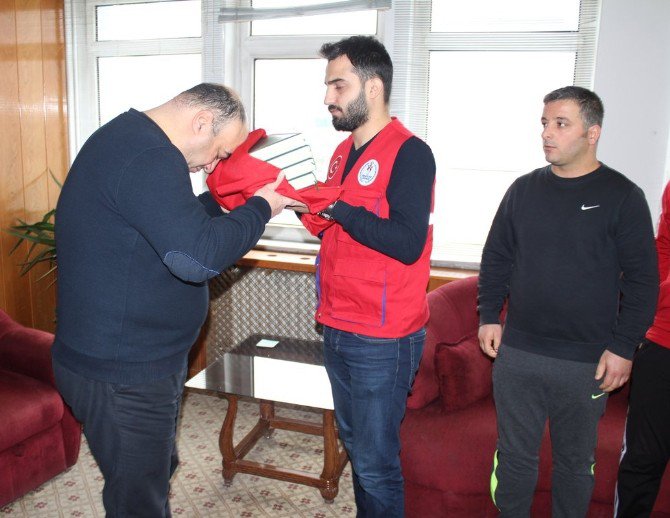 Gençler, En Kutsal Hediyeler İle ‘Polisimizin Yanındayız’ Dedi