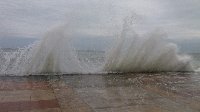 Karadeniz’de Korkutan Dalgalar