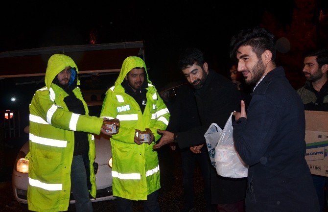 Ak Parti Gençlik Kolları’ndan Polise Sıcak Çorba İkramı