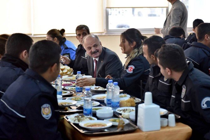 Vali Çakacak: “Ne Kadar Uğraşırlarsa Uğraşsınlar Büyümemizi Asla Durduramayacaklar”