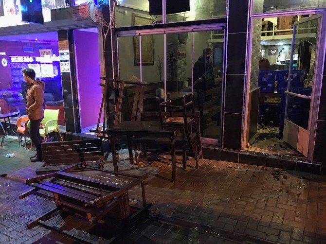 Bar’da Bıçaklı Kavga: 1’i Polis 3 Yaralı