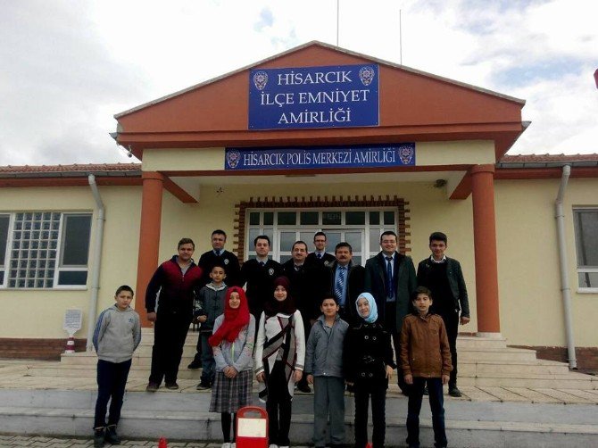 Öğrencilerden Polislere ’Başsağlığı Ve Geçmiş Olsun’ Ziyareti