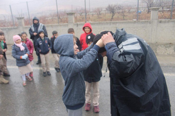 Siirtli Öğrenciler Polise ‘Cevşen’ Verdi