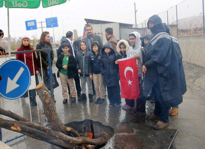 Siirtli Öğrenciler Polise ‘Cevşen’ Verdi