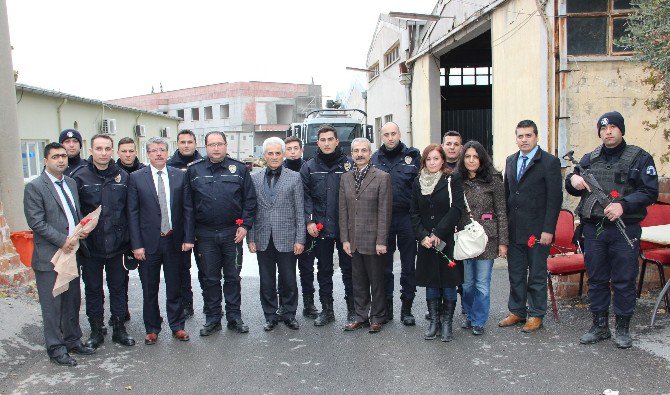 Sağlıkçılar Polisin Yanında