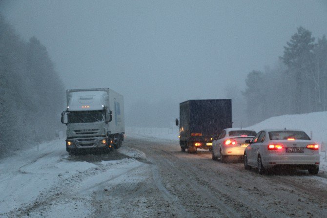 Zonguldak-ereğli Yolunda Kar Nedeniyle Kilometrelerce Kuyruk Oluştu