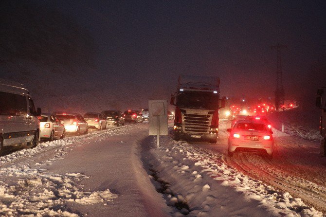 Zonguldak-ereğli Yolunda Kar Nedeniyle Kilometrelerce Kuyruk Oluştu