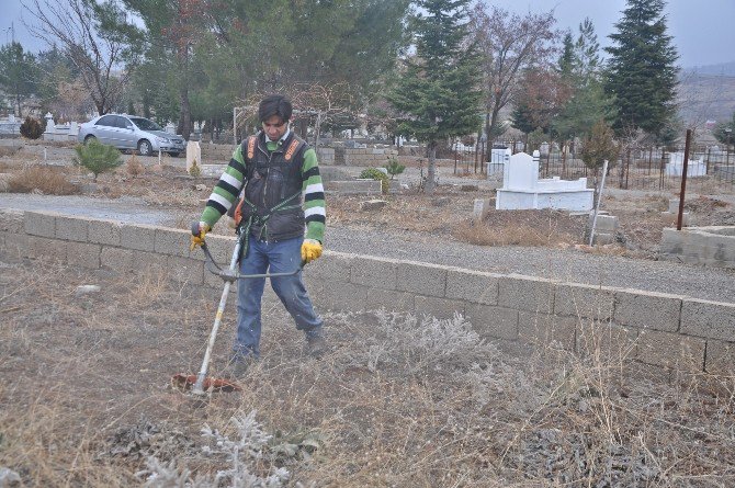 Gölbaşı’nda Mezarlıklar Temizleniyor