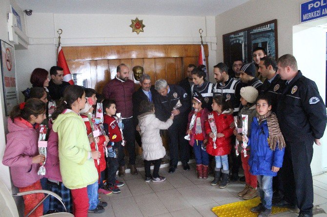 Samsatlı Öğrencileri Polislere Baş Sağlığı Dileklerinde Bulundu