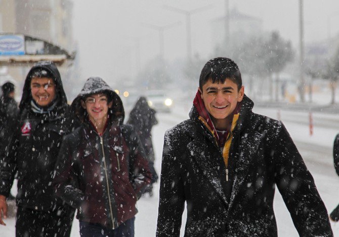 Ahlat’ta Kar Yağışı