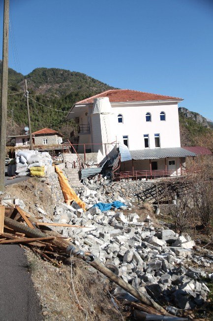 Alanya’da Fırtına Cami Minaresini Yıktı