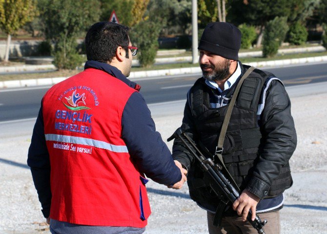 Aydın Gençlik Merkezi’nden Soğukta Nöbet Tutan Polislere Sıcak Destek