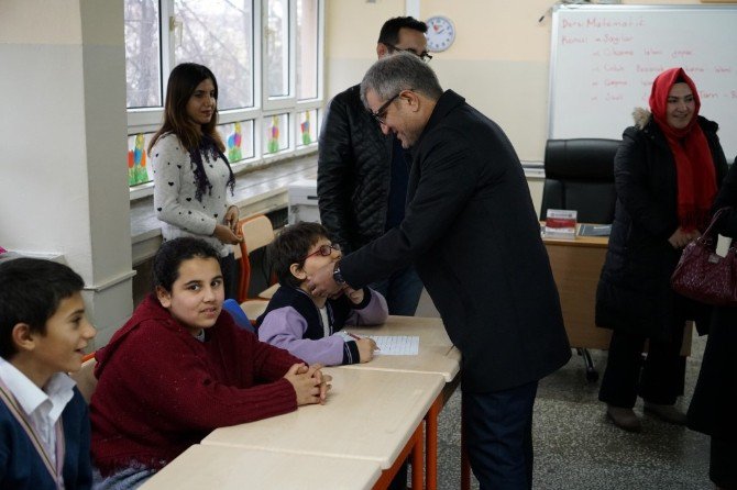 Adıyaman Belediyesinden Engelli Öğrencilere Çeşitli Hediye