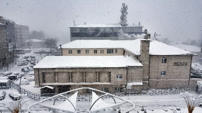 Kar Ve Tipi Hava Ulaşımını Engelledi