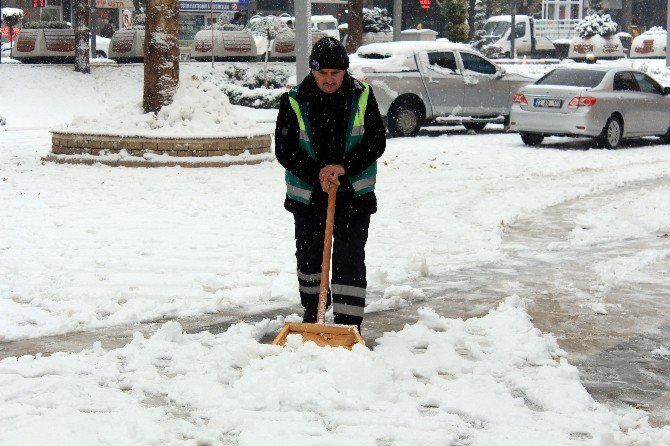 Elazığ’da Kar Etkili Oldu, 381 Köy Yolu Kapandı