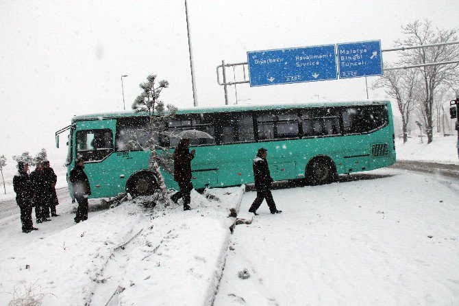 Elazığ’da Kar Etkili Oldu, 381 Köy Yolu Kapandı