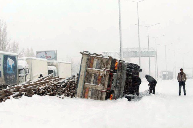 Erzurum-ağrı Karayolu Yoğun Kar Yağışı Sebebiyle Trafiğe Kapatıldı