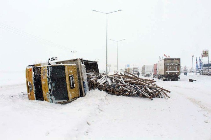 Erzurum-ağrı Karayolu Yoğun Kar Yağışı Sebebiyle Trafiğe Kapatıldı