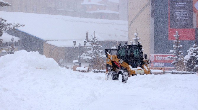 Erzurum’da Kar Hayatı Adeta Felç Etti