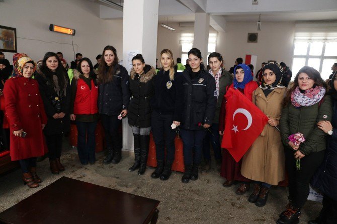 Türk Gençliği Polisinin Yanında