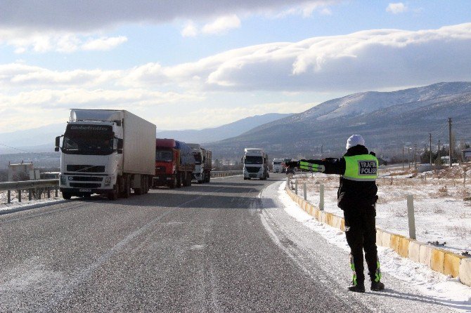 Denizli-antalya Ulaşımını Sağlayan Geçit Buz Tuttu, Tırlar Yolda Kaldı