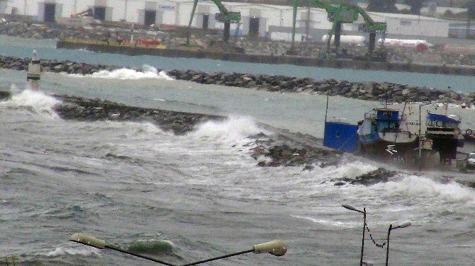 İskenderun Körfezi’nde Fırtına Dev Dalgalar Oluşturdu