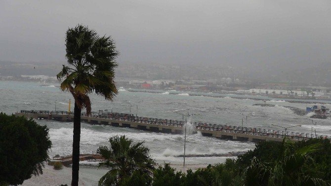 İskenderun Körfezi’nde Fırtına Dev Dalgalar Oluşturdu