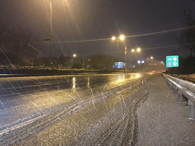 İstanbul’da Gece Saatlerinde Kar Yağışı Etkili Oluyor