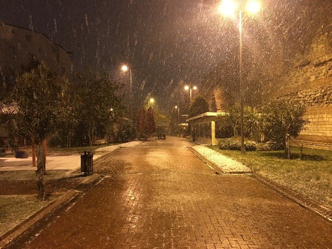 İstanbul’da Gece Saatlerinde Kar Yağışı Etkili Oluyor