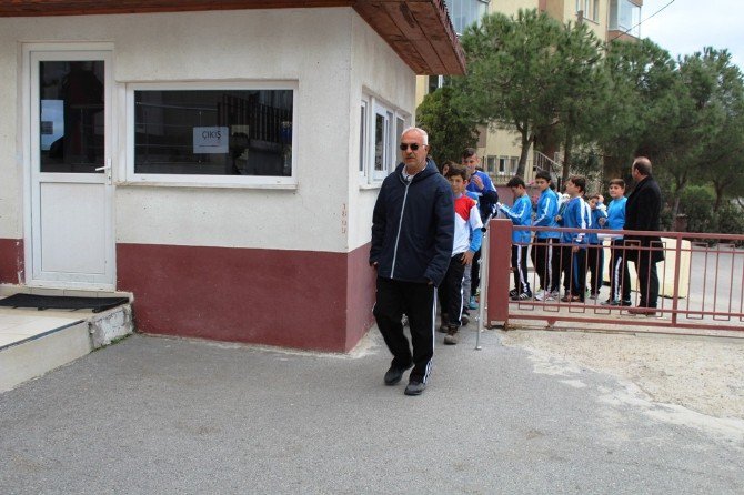 Ayvalık’ta Sporcu Çocuklardan Polise Taziye Ziyareti