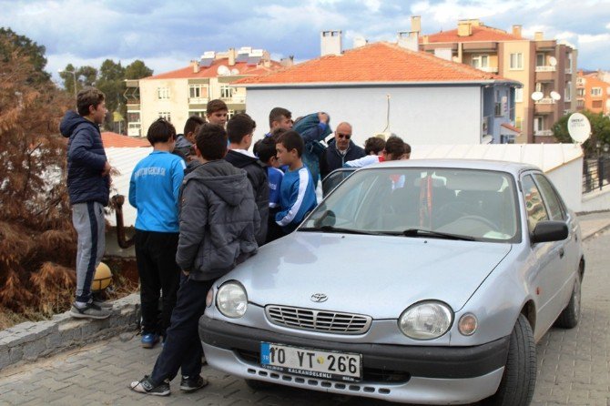 Ayvalık’ta Sporcu Çocuklardan Polise Taziye Ziyareti