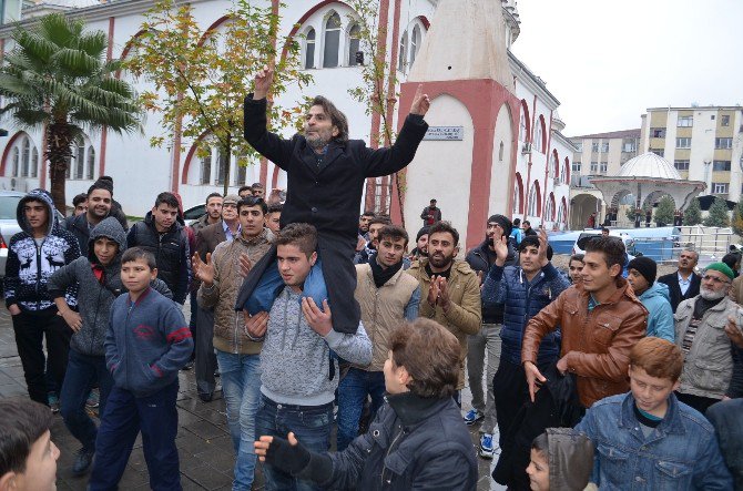 Suriyelilerden Halep’e Destek Gösterisi