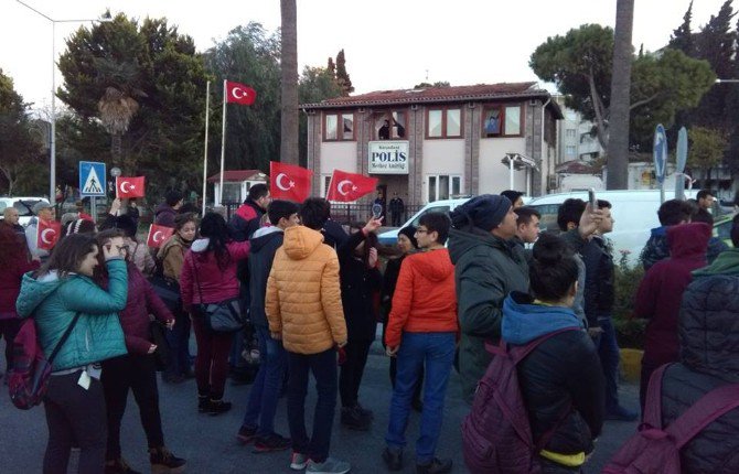 Kuşadası’nda Terörü Kınama Yürüyüşünde Tartışma