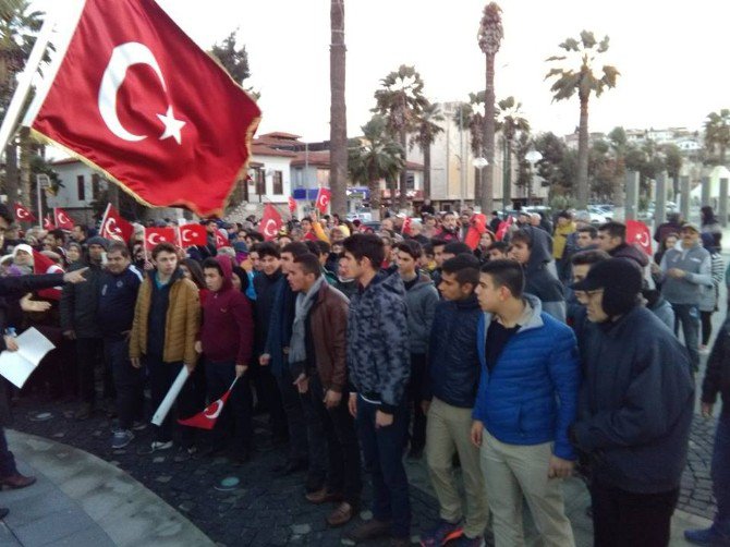 Kuşadası’nda Terörü Kınama Yürüyüşünde Tartışma