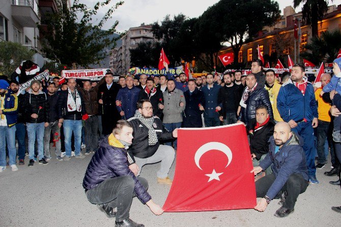 Manisa’da Taraftarlardan Teröre Ortak Tepki