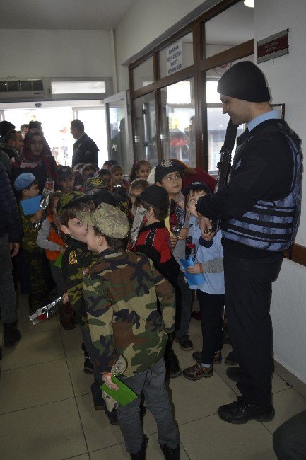 Minik Öğrenciler, Polis Amcalarını Ziyaret Etti