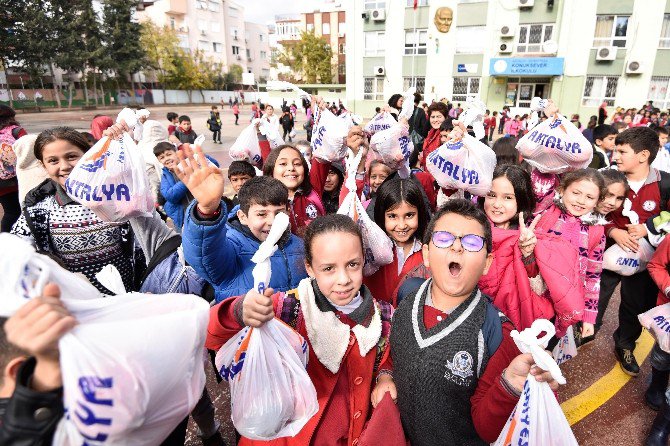 Muratpaşa Belediyesi, Okullarda Nar Dağıtımına Başladı