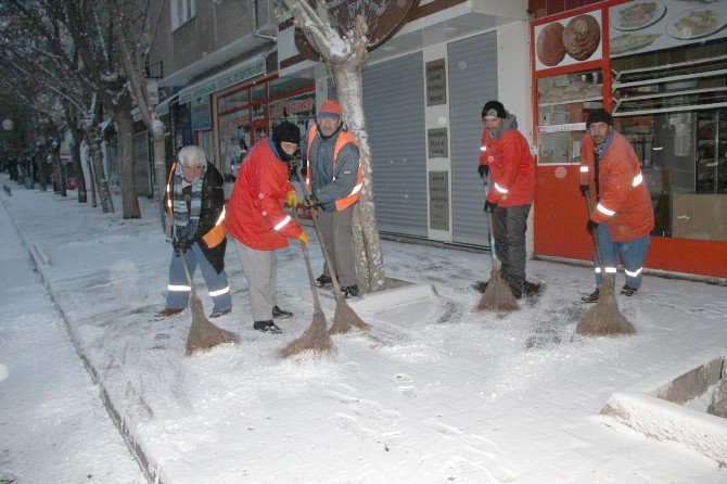 Nevşehir Belediyesi Ekipleri Kar Temizliği Yapıyor