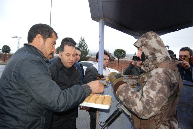 Şanlıurfalılar Polislere Sarılıp Tatlı İkram Etti