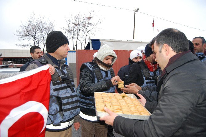 Şanlıurfalılar Polislere Sarılıp Tatlı İkram Etti