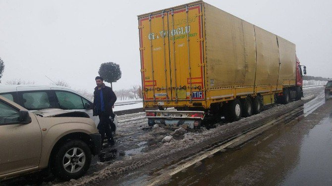 Etkili Kar Yağışı Beraberinde Kazaları Da Getirdi