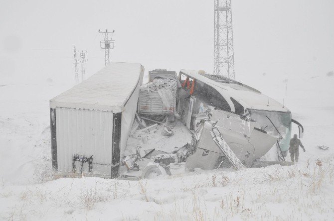 Sivas’ta Zincirleme Trafik Kazası: 15 Yaralı