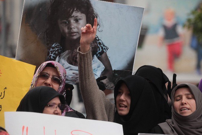 Esad Halep’i Vuruyor, Sığınmacılar Yakınlarına Ağlıyor