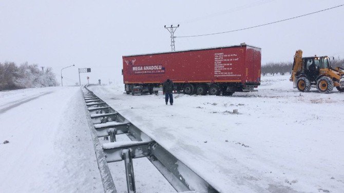 Yoğun Kar Yağışı Trafiği De Etkiledi