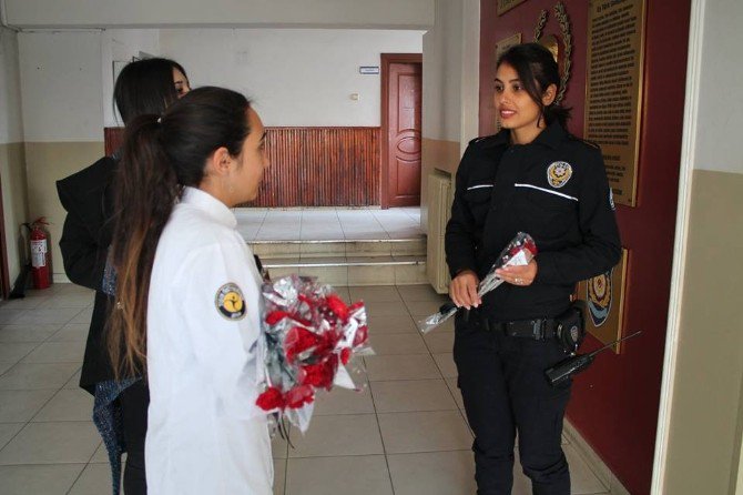 Toros Üniversitesi Öğrencilerinden Çevik Kuvvete 44 Karanfil