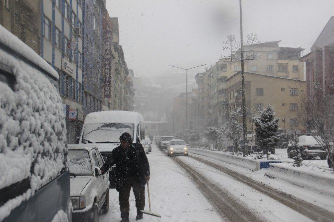 Hakkari’de 14 Köy Ve 29 Mezra Yolu Ulaşıma Kapandı