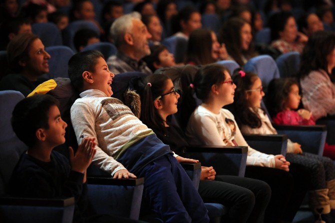 ’Yaramaz Palyaço’ Oyunu Yenimahalleli Miniklerle Buluştu