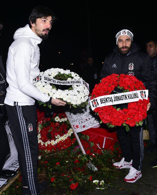 Tolga Zengin Ve Olcay Şahan, Şehitler Tepesi’ne Çelenk Bıraktı